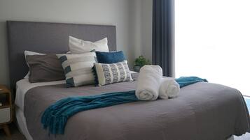 3 habitaciones, tabla de planchar con plancha y cuna de viaje