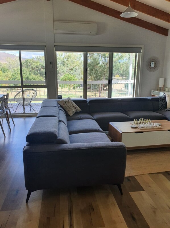 Televisión, chimenea, reproductor de DVD y tenis de mesa 