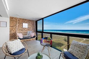 TV, Netflix, streaming services - Beachfront Retreat w/ Ocean views and Beach Access (Surfers Paradise)