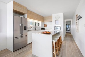 Fridge, microwave, oven, stovetop - Beachfront Retreat w/ Ocean views and Beach Access (Surfers Paradise)