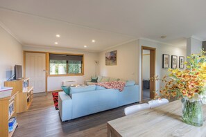 Smart TV, DVD player, books - JoY's Romsey guest house Dog Friendly (Romsey)