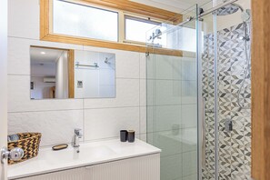 Dusche, Haartrockner, Handtücher, Seife