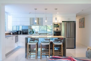 Fridge, microwave, oven, stovetop - Beaming Apartment On Burleigh Beach (Burleigh Heads)