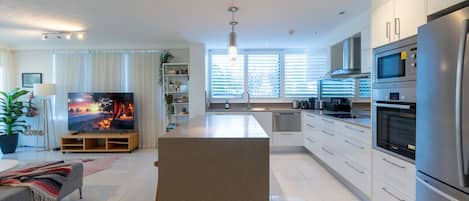 Réfrigérateur, four à micro-ondes, un four, surface de cuisson