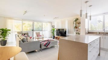 Smart TV, books, stereo
