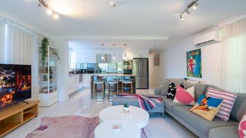 Smart TV, libros, estéreo