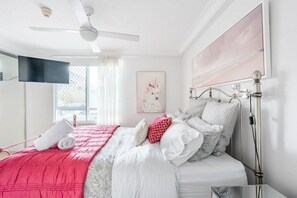 2 bedrooms, desk, iron/ironing board, travel cot - Beaming Apartment On Burleigh Beach (Burleigh Heads)