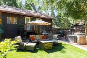 Terrace/patio - Arrowhead, A/C, Private Jacuzzi, Huge Backyard, 65" TV, Fully Stocked, Dogs OK. (Twin Peaks)