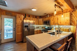 Fridge, microwave, oven, stovetop - Arrowhead, A/C, Private Jacuzzi, Huge Backyard, 65" TV, Fully Stocked, Dogs OK. (Twin Peaks)