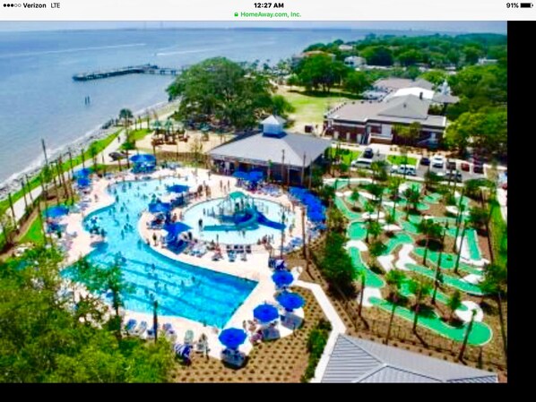 Een buitenzwembad, een verwarmd zwembad