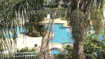 Utomhuspool och uppvärmd pool