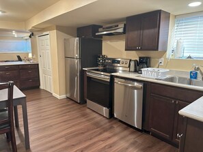 Refrigerador, microondas, horno, placa de cocina