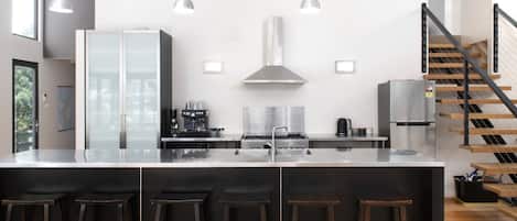 Réfrigérateur, four à micro-ondes, un four, surface de cuisson