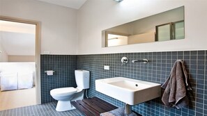 Een douche, een haardroger, handdoeken, zeep