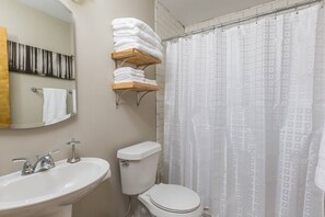 Dusche, Haartrockner, Handtücher