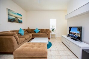 TV, DVD-spiller, stereoanlegg og kontorer