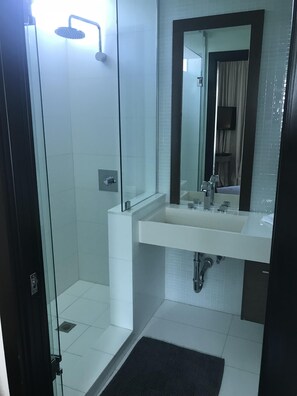 Badewanne, Haartrockner, Handtücher, Seife