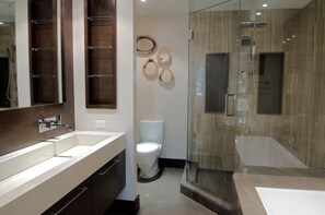 Baignoire, sèche-cheveux, serviettes fournies, savon
