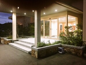 住宿正面 - 傍晚/夜晚