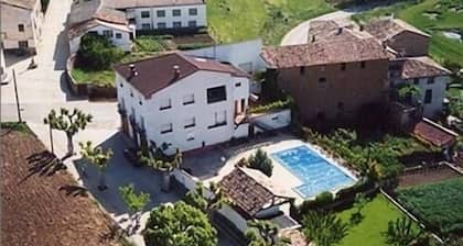 Apartamentos con piscina en el pre-pirineo
