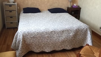 3 soveværelser, skrivebord, strygejern/strygebræt, sengetøj