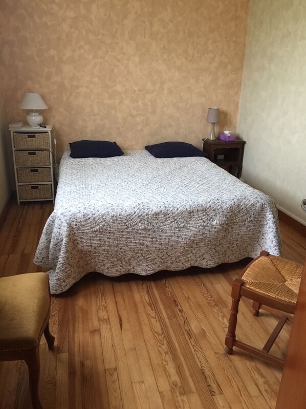 3 bedrooms, desk, iron/ironing board, bed sheets