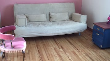 Tv, pejs, bordtennisbord, bøger