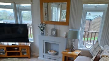 Flat-screen TV, fireplace, DVD player, table tennis