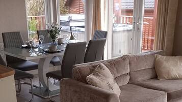 Télévision à écran plat, cheminée, lecteur de DVD