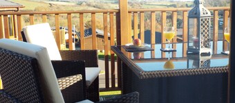 luxury 2 - 6 Person Pet Friendly Lodge cw Hot Tub 5* Devon Hills Country Park