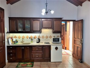 Kühlschrank, Ofen, Herdplatte, Wasserkocher mit Kaffee-/Teezubehör