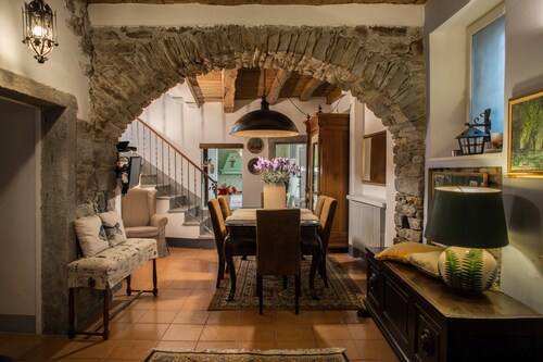 Charming rustic "Blu house" pet friendly 