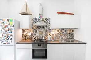 Refrigerador, microondas, horno, placa de cocina