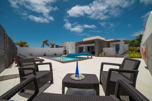 Piscine extérieure, piscine chauffée, chaises longues