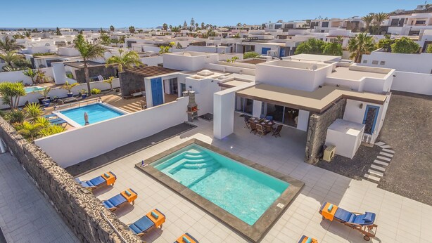 A rooftop pool area with lounge chairs and a swimming pool. - 3 Bedroom, 3 Bathroom Villa, with Private Pool, WIFI, Playa Blanca, Lanzarote (Playa Blanca)