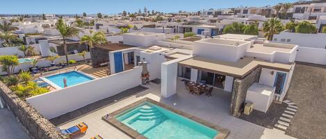 Piscine extérieure, piscine chauffée, chaises longues