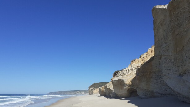 A beach with a sandy shore and a rocky cliff. - Casa da Bica D'Água - Arelho (Arelho)