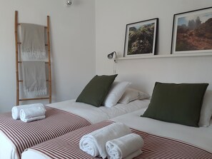 2 Schlafzimmer, Schreibtisch, Bügeleisen/Bügelbrett, Reisekinderbett