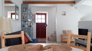 A modern living room with a sofa, a TV, and a wooden coffee table. - Casa da Bica D'Água - Arelho (Arelho)