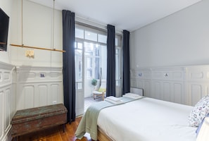 1 chambre, fer et planche à repasser, lit de bébé portatif