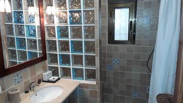 Douche, articles de toilette gratuits, sèche-cheveux