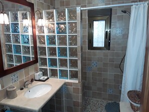 Shower, free toiletries, hair dryer, towels - swimming pool, outdoor and indoor kitchen (Valle de Abdalajís)