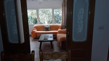 TV, caminetto, lettore DVD, impianto stereo