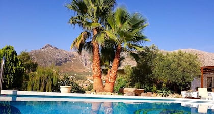 piscina, cocina exterior e interior