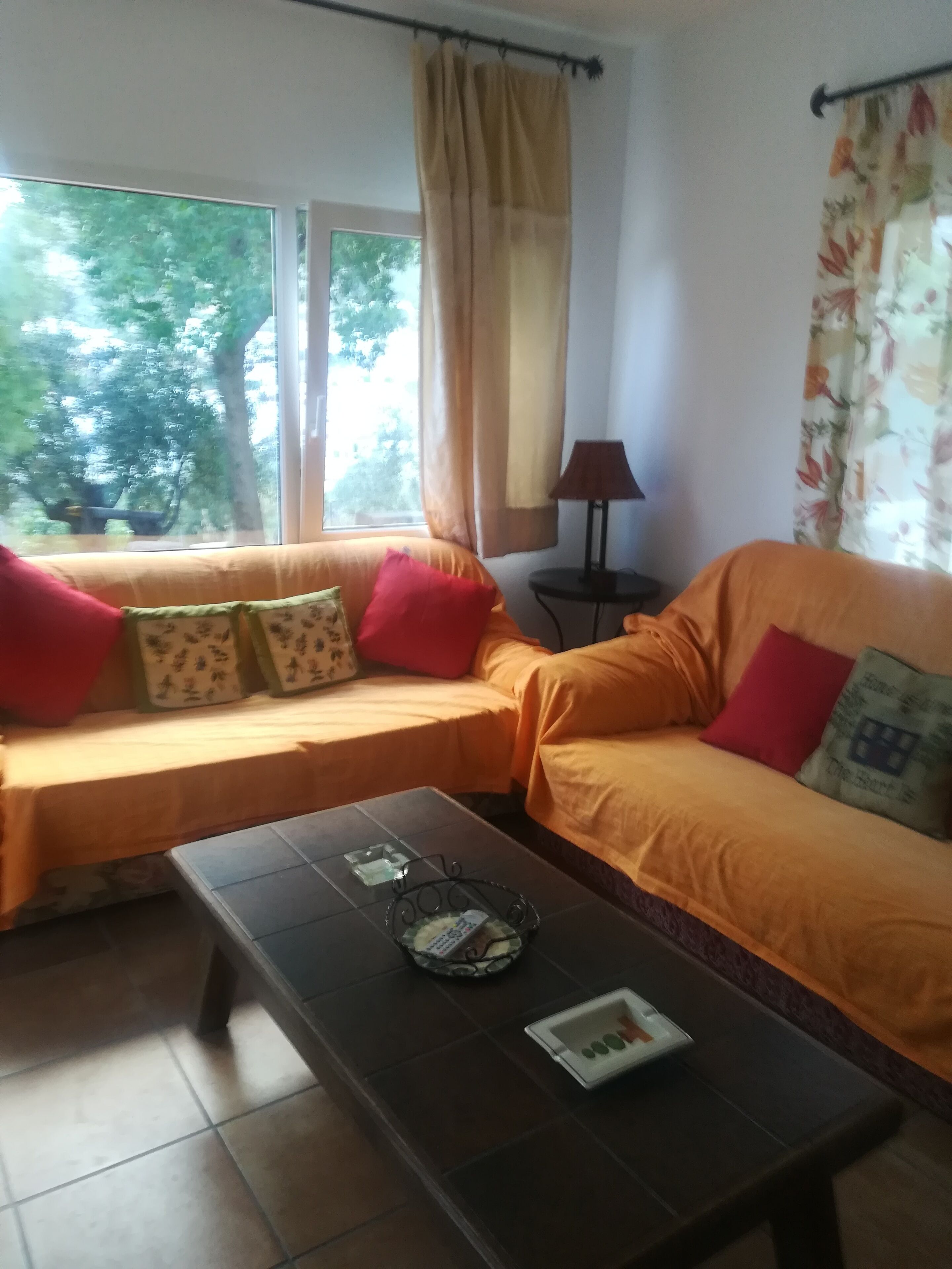 Una televisión, una chimenea, un reproductor de DVD