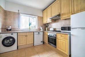 Kühlschrank, Mikrowelle, Ofen, Geschirrspüler