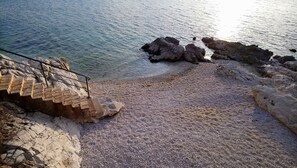 In Strandnähe, Liegestühle, Strandtücher