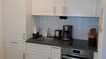 Køleskab, ovn, kogeplade, kaffe-/temaskine