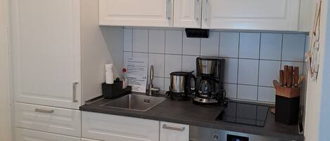Fridge, oven, stovetop, coffee/tea maker