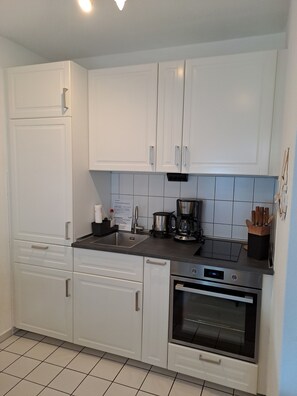 Frigorífic, forn, placa de cuina i cafetera i tetera